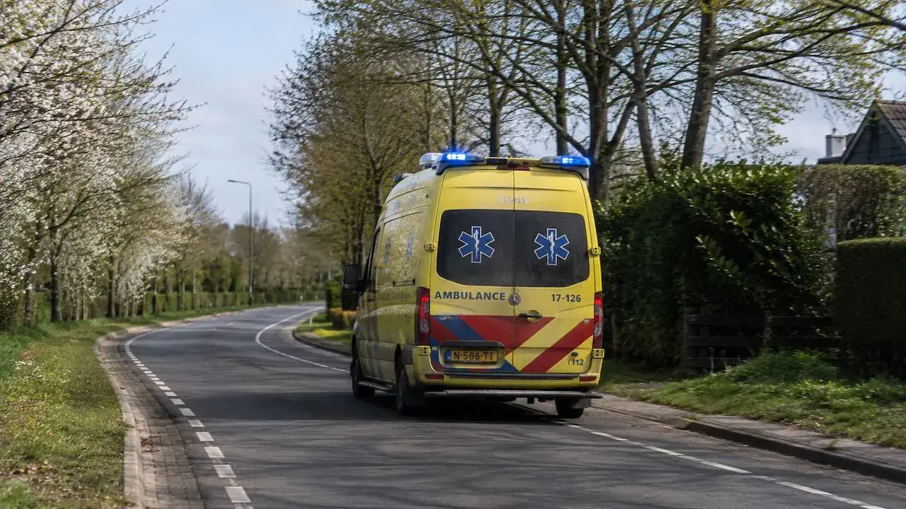 Ambulance rijdt naar Asten voor melding